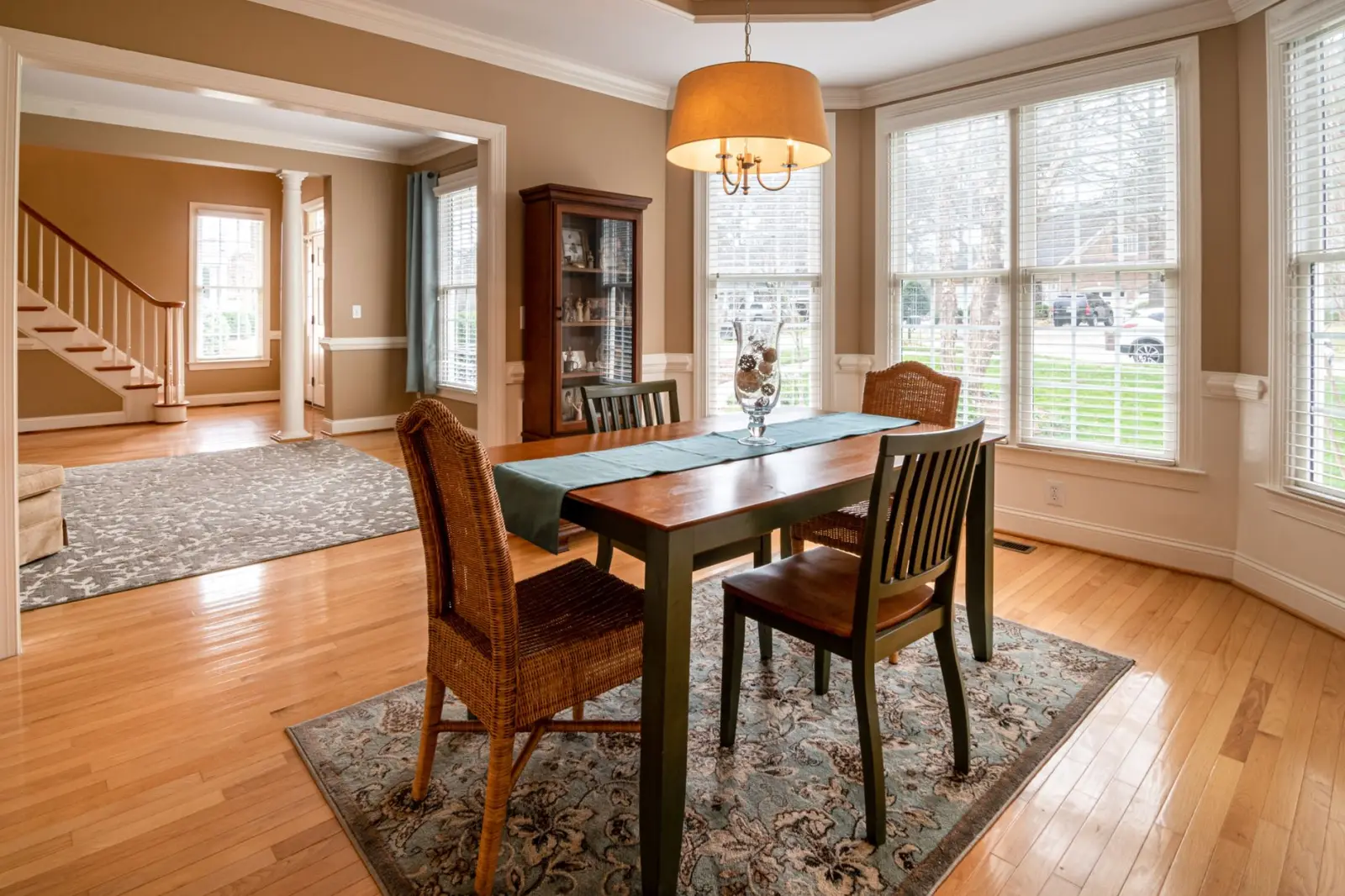 What Size Dining Table Seats 8? Run the Clearance Math