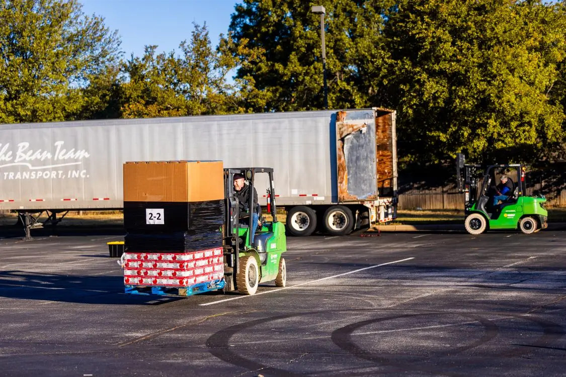 Wie viele Paletten passen in einen LKW? EU vs. USA, Reihe für Reihe