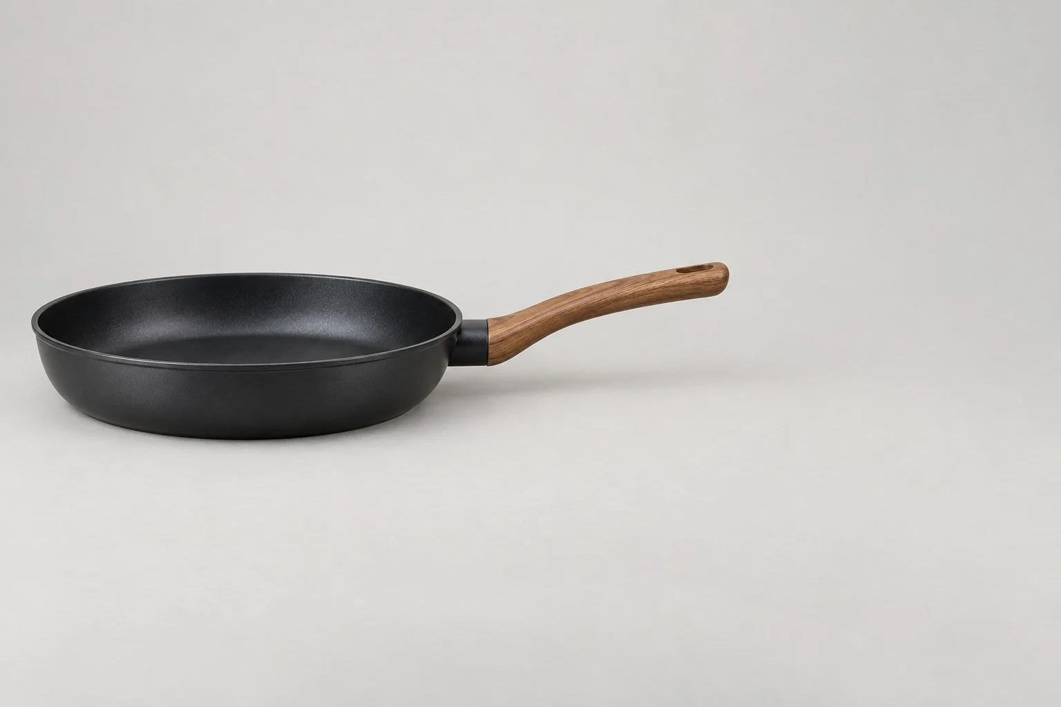 Poêle antiadhésive noire avec manche effet bois, sans annotations