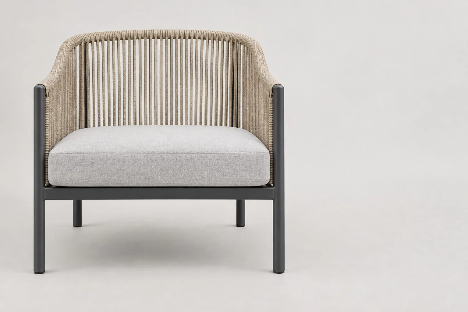 Outdoor armchair na may madilim na aluminyong frame, beige na rope sa sandalan at gray na cushion sa upuan, walang anotasyon