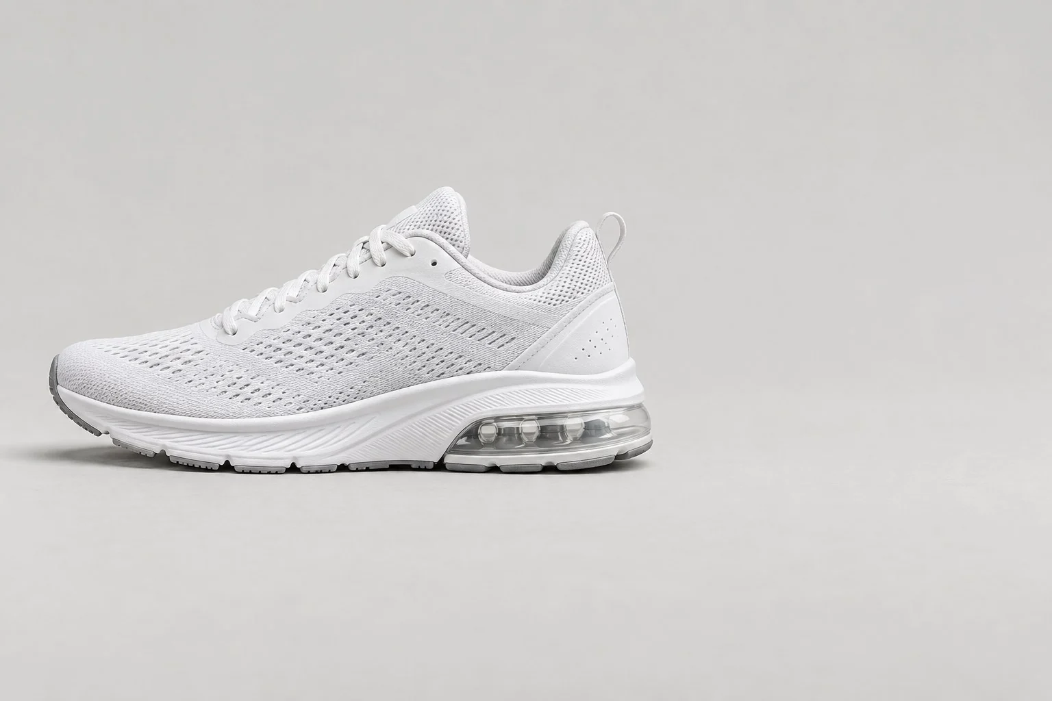 Puting mesh na running shoe na may malinaw na air unit sa takong, walang anotasyon