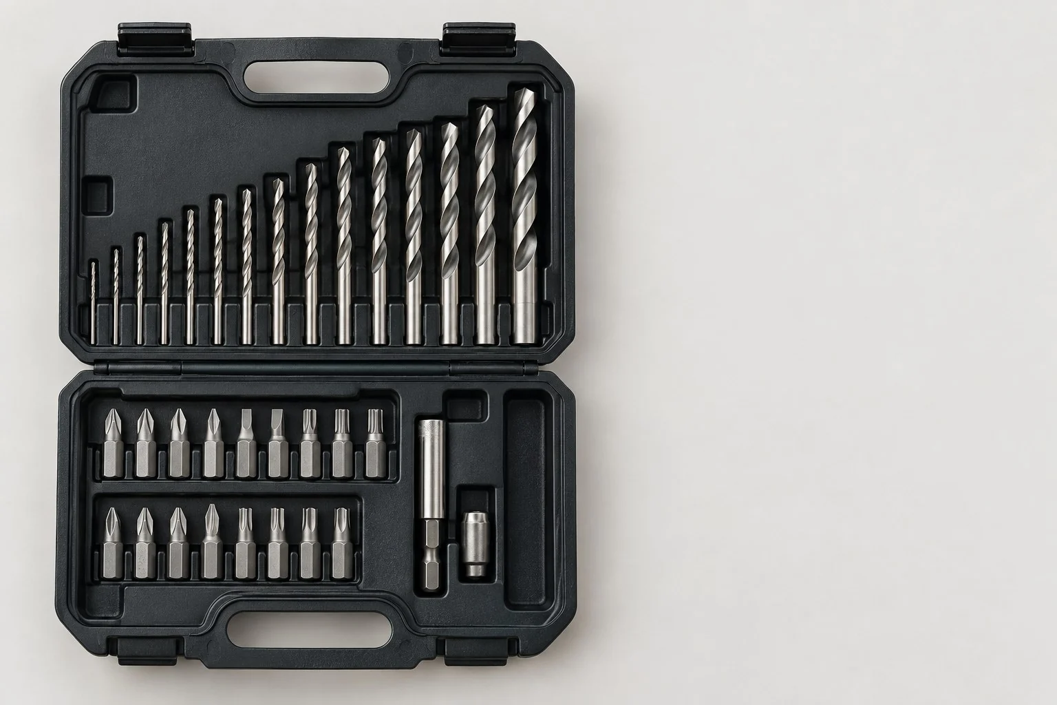 Estuche de plástico negro abierto con brocas, puntas de destornillador y un portapuntas, sin anotaciones