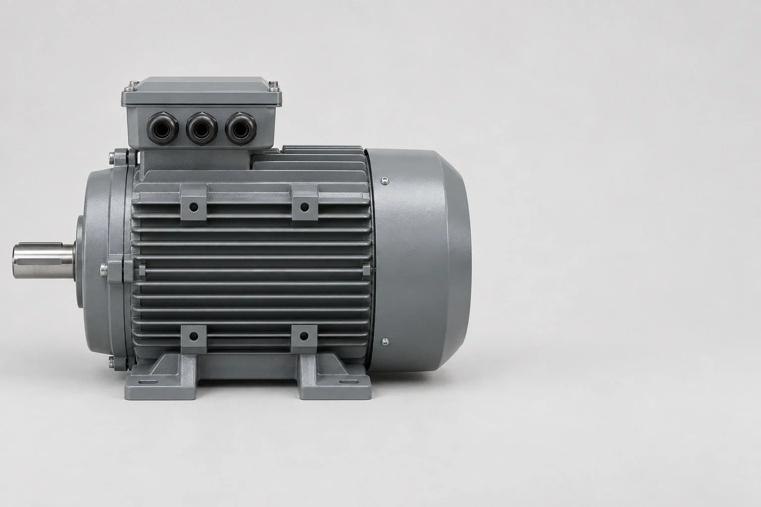 Gray na foot-mounted na electric motor na may finned na housing at terminal box sa itaas, walang anotasyon